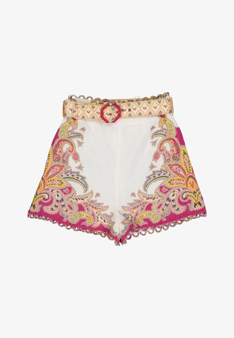 Short blanc avec broderie paisley rose, jaune et verte et ceinture assortie à motif avec une boucle hexagonale rouge.