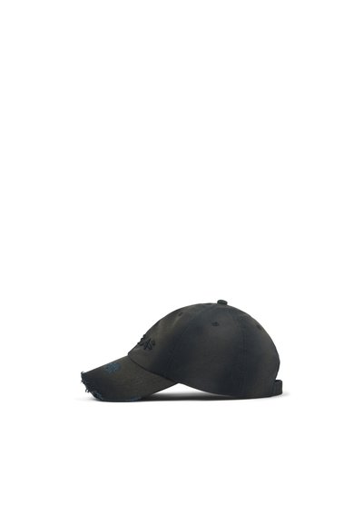 Cappello in cotone nero con dettagli ricamati, visiera curva e finiture usurate sul bordo. Fascetta regolabile sul retro.