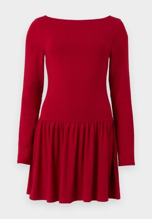Robe rouge à manches longues avec corsage ajusté et jupe froncée, présentée sur un fond blanc.