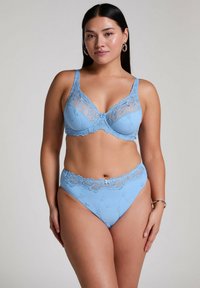 Lichtblauwe bh en bijpassend hooggeroot slipset, met bloemmotief van kant en een gladde stof met een lichte glans.