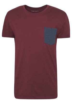 Bordeauxrotes Baumwoll-T-Shirt mit rundem Ausschnitt und kurzen Ärmeln. Verfügt über eine blaue Tasche auf der linken Brustseite. Weiche Textur, Standardpassform.