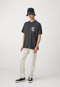 Levi's® VINTAGE FIT GRAPHIC - T-shirts med print - pirate black