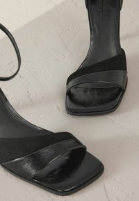 Next REGULAR FIT - SIGNATURE - Sandále na vysokom opätku - black