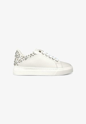 Białe skórzane sneakersy z gładką powierzchnią, okrągłym noskiem, płaską podeszwą i dekoracyjnymi srebrnymi ćwiekami po bokach. Białe sznurowadła i oczka.