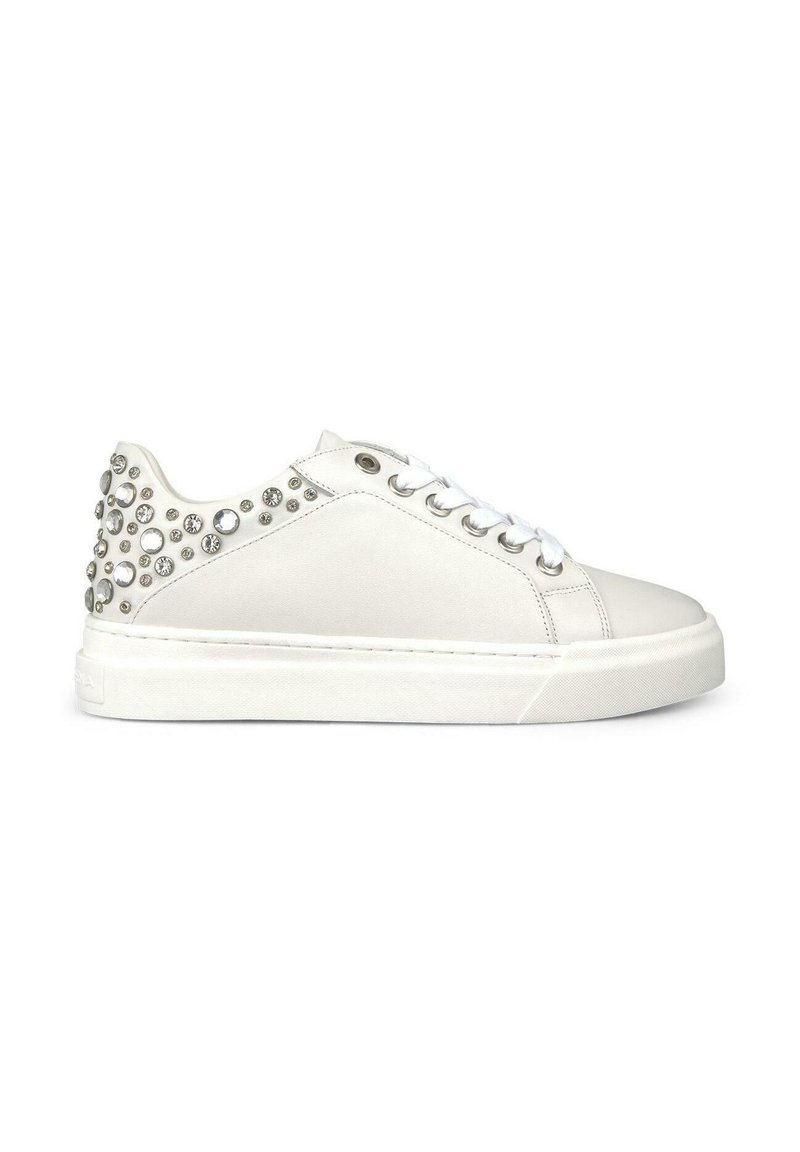 Weiße Leder-Sneaker mit glatter Oberfläche, abgerundetem Zehenbereich, flacher Sohle und dekorativen silbernen Nieten an den Seiten. Weiße Schnürsenkel und Ösen.