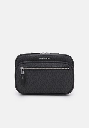 Sac en nylon noir avec un motif de logo géométrique, doté d'une poche zippée à l'avant, de quincaillerie en ton argent et d'un design rectangulaire épuré.