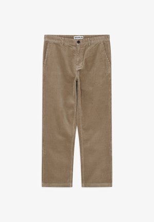 Gaiši brūni korduroja bikses. Tām ir vertikālas ribas, pogas aizdare un sānu kabatas, kā arī taisns griezums.