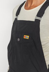 Fjällräven VARDAG DUNGAREE TROUSERS W - Hlače za na prostem - black