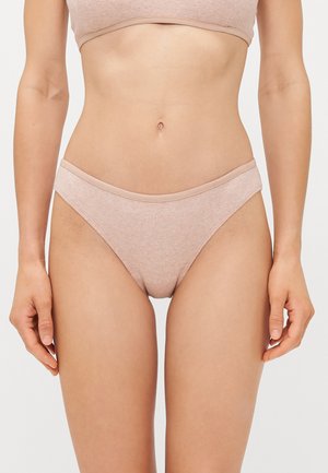 Lys rosa bomullstruse med en myk ribbet tekstur og bredt liv. Har en liten brodert logo foran.