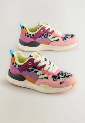 Mehrfarbige Sneaker aus einer Mischung von Leder und Mesh-Materialien; pinke, lila, orange und schwarze Akzente mit Leopardenmuster und strukturiertem Sohle.