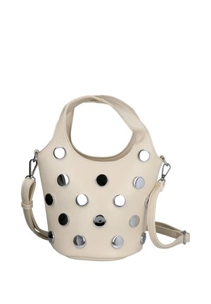 Bolso de mano estilo cubo en color crema, con asas cortas, correa de hombro desmontable y grandes remaches redondos de plata que decoran el exterior.