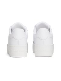Weiße Sneakers mit einem Obermaterial aus glattem Leder, runder Zehenpartie und einer massiven weißen Gummisohle. Verfügt über ein geprägtes "TOMMY JEANS"-Logo an der Ferse.
