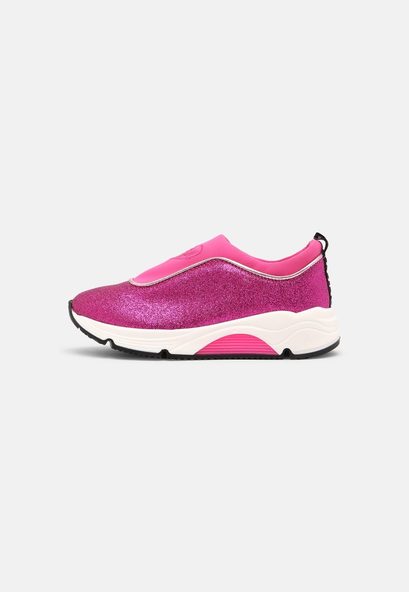 Zapatilla de glitter fucsia con parte superior rosa suave, mediado blanco y suela negra texturizada; presenta un diseño sin cordones con un tirador trasero.
