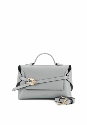 Borsa a mano in pelle grigia con manico superiore, dettaglio fibbia dorata e tracolla rimovibile posizionata accanto alla borsa su sfondo bianco.