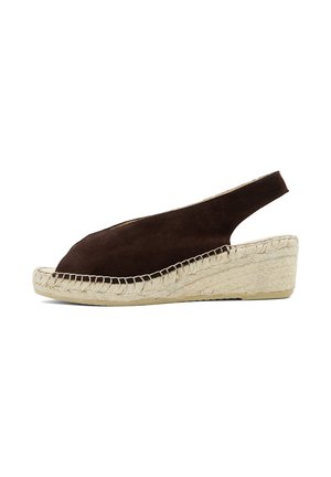 Sandale espadrille compensée en daim marron avec bout ouvert, bride arrière et semelle plateforme en jute tissée.