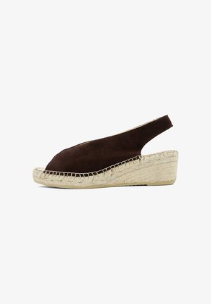 Bruine suède sleehak espadrilles sandaal met open teen, slingback bandje en gevlochten jutaplatvormzool.