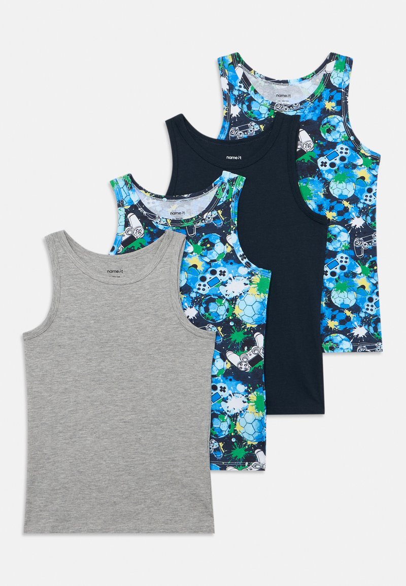 Čtyři tílka: jedno šedé, jedno námořnické a dvě s modro-zeleným vzorem a sportovními motivy. Měkká bavlněná látka, bezrukávový design.