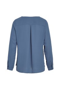 Blusa blu a maniche lunghe con una texture liscia, scollatura rotonda, dettaglio con piega sul retro e bottoni decorativi sulle maniche.