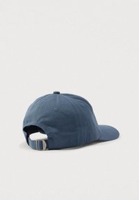 Σκούρο μπλε καπέλο μπάσκετ από βαμβάκι με καμπυλωτό γείσο, ρυθμιζόμενο λουράκι στο πίσω μέρος και έξι οπές αερισμού.