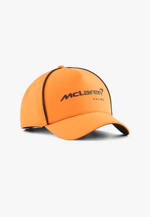 Casquette brillante McLaren Racing orange avec logo noir et liseré noir le long des panneaux, visière incurvée et bouton sur le dessus.