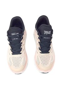 Scarpe sportive rosa chiaro con tomaia in rete traspirante, lacci neri e suole bianche. Presentano un logo sulla linguetta e una texture perforata.