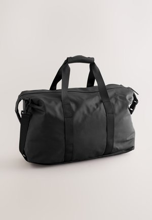 Sac de sport noir en matériau durable, doté de deux poignées supérieures, d'une bandoulière réglable et d'une fermeture éclair. Texture lisse et mate.