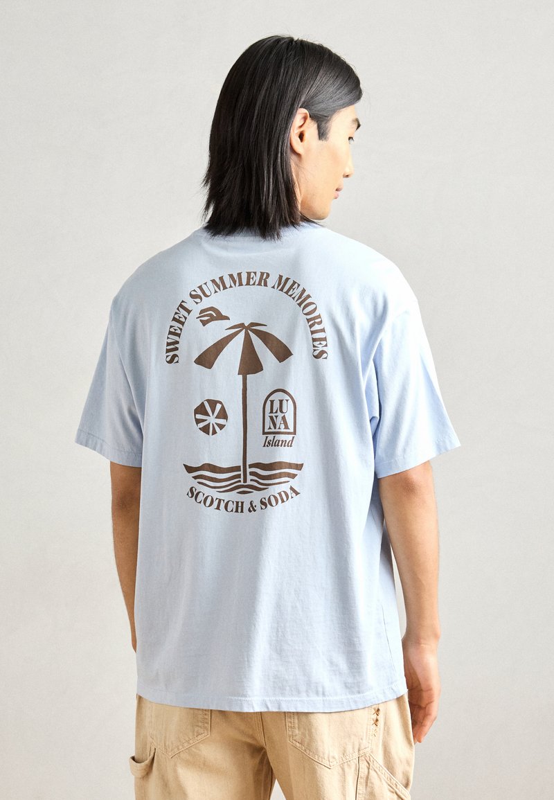 Scotch & Soda - REGULAR FIT FRONT AND BACK ARTWORK - Print T-shirt - sky blue, Enlarge