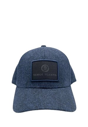 Casquette bleu foncé en motif chevron avec un patch rectangulaire noir affichant un logo circulaire et le texte "Serge Blanco" à l'avant.