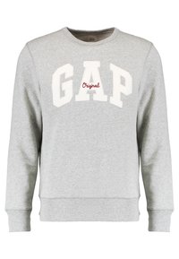 Sudadera de cuello redondo en gris claro con letras blancas que dicen "GAP" y un pequeño texto rojo "Original" en el pecho, con puños y dobladillo de canalé.