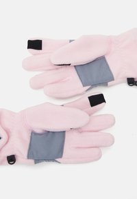 Luvas de fleece em rosa claro com accents cinzentos apresentam uma palma texturizada, correias ajustáveis no pulso e um polegar com uma ponta compatível com ecrãs táteis.