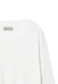 Wit shirt met lange mouwen en ronde hals met een Falconeri merklabel aan de binnenkant van de kraag, gemaakt in Italië.