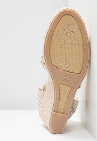 Semelle de sandale compensée tissée beige avec talon en caoutchouc et grip à l'avant, taille 37, fabriquée en Espagne, sur fond blanc.