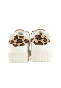 Baskets blanches avec une semelle tissée texturée et des accents à imprimé léopard sur le talon. Construction en cuir lisse avec des détails marron.