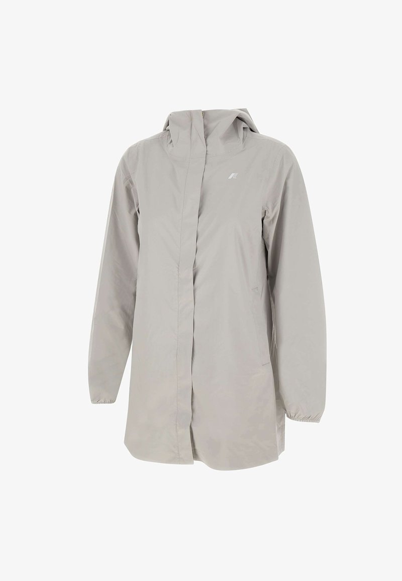 Giacca impermeabile grigio chiaro con cappuccio, chiusura frontale con zip, polsini elastici e due tasche laterali. Realizzata in materiale liscio e leggero.