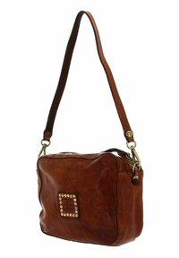 Borsa a spalla in pelle marrone con chiusura a zip, forma rettangolare, applicazione decorativa con borchie e tracolla regolabile. Texture liscia.