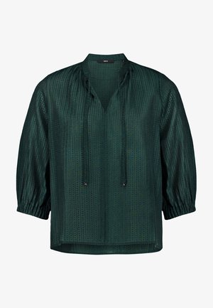 Sötétzöld, félig áttetsző blúz függőleges texturált csíkokkal, háromnegyedes puffos ujjakkal, V-nyakkivágással megkötővel és rugalmas mandzsettákkal.