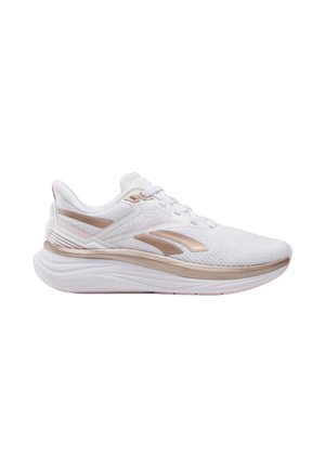 Baskets de sport blanches avec accents rose clair, semelle coussinée et design à lacets, montrées en profil sur fond blanc.