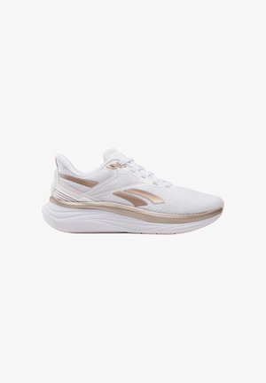Zapatilla deportiva blanca con detalles en rosa claro, suela acolchada y diseño de cordones, mostrada de perfil sobre fondo blanco.