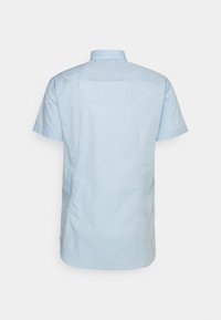 Világoskék, rövid ujjú ing, standard gallérral, sima pamut anyagból, hátsó redőkkel és ívelt hem kialakítással.