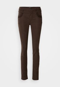 Pantalon slim marron foncé avec bouton et fermeture éclair à l'avant, équipé de deux poches avant et de passants de ceinture à la taille.
