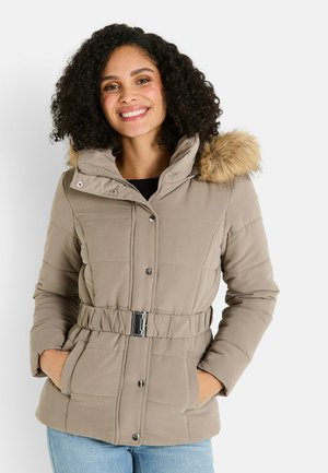 Chaqueta acolchada beige con capucha de piel sintética, cintura elástica y botones a presión. Cuenta con bolsillos laterales y detalles de costura horizontal.