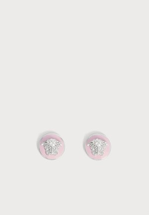 Par de pendientes redondos de plata con fondo de esmalte rosa con un diseño detallado de la cabeza de Medusa en el centro.