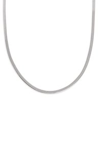 Collana in metallo argentato con un design liscio e flessibile. Presenta una forma sottile e rotonda e una texture continua e raffinata.
