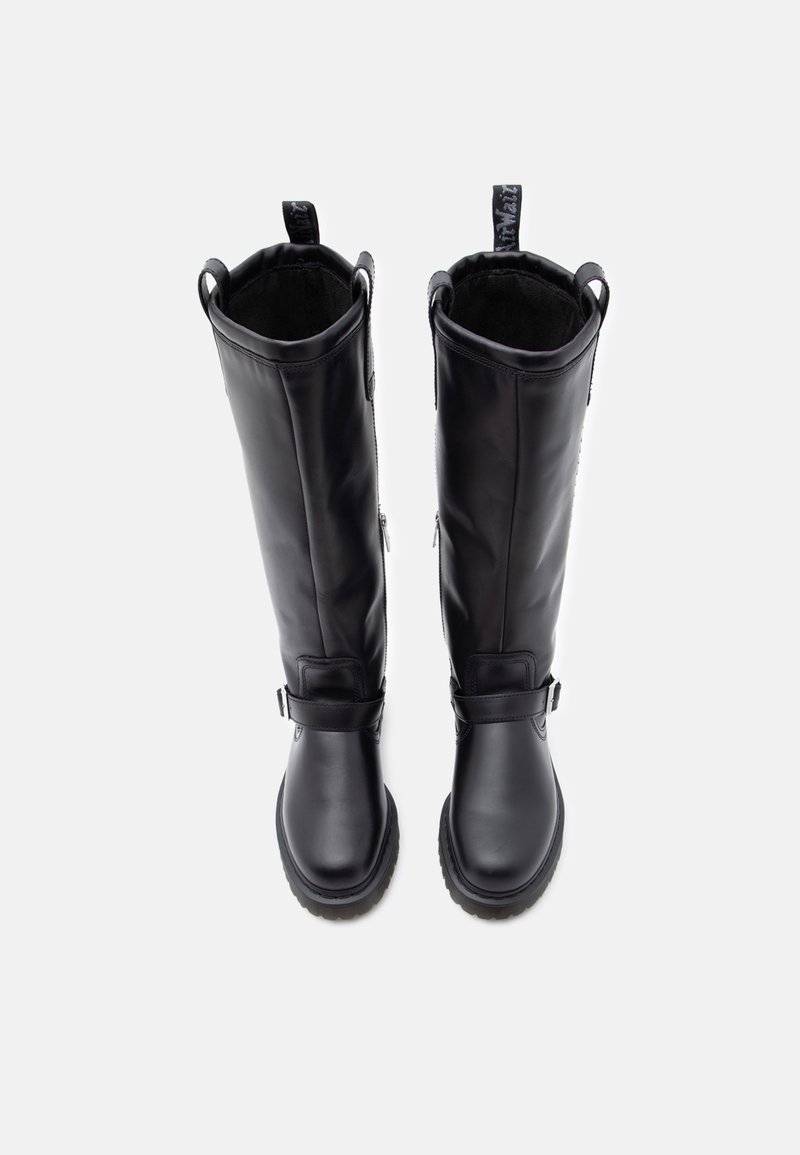 Ein Paar hohe schwarze Lederstiefel mit Schnallen und Zuglaschen, von oben auf einem weißen Hintergrund betrachtet.