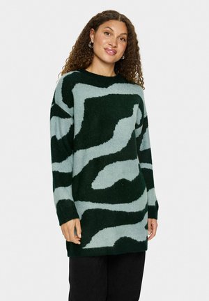 Donkergroene en lichtblauwe oversized trui met abstracte golfpatronen, lange mouwen en een ontspannen pasvorm, gemaakt van zachte, gestructureerde stof.
