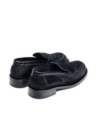 Zwarte instapschoenen met een textuur die lijkt op bont, leren afwerking en een ronde neus. Vlakke zwarte rubberen zool.