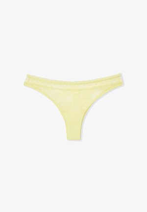String-tanga en dentelle jaune avec bords festonnés, motif floral délicat et une ceinture lisse sur fond blanc.