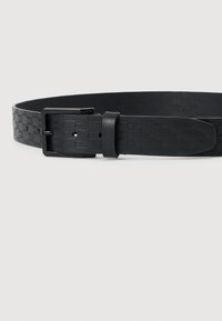 Schwarzer Ledergürtel mit einem strukturierten karierten Muster, ausgestattet mit einer rechteckigen schwarzen Metallschnalle und einem glatten Riemen.