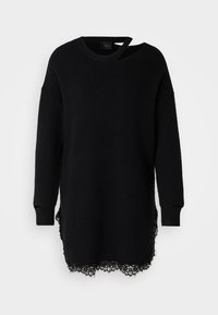 Maglione nero a maglia con maniche lunghe, texture a coste, scollatura a barca e orlo in pizzo sul fondo. Presenta spacco laterale per un dettaglio aggiuntivo.