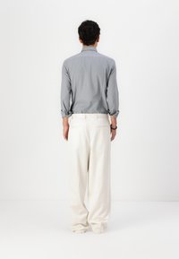 HUGO FEDIX - Pantalones - natural